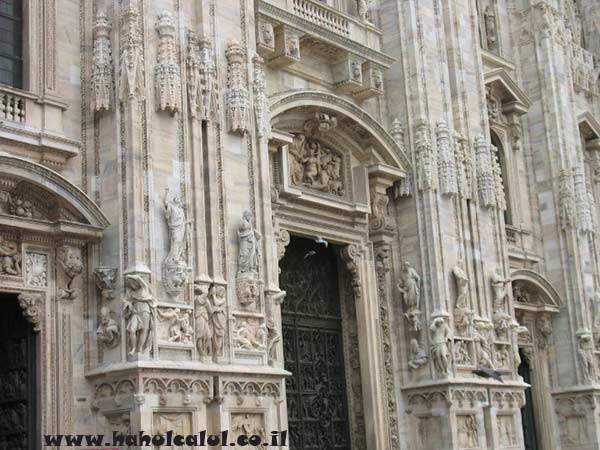 הדואומו המפורסם של מילאנו